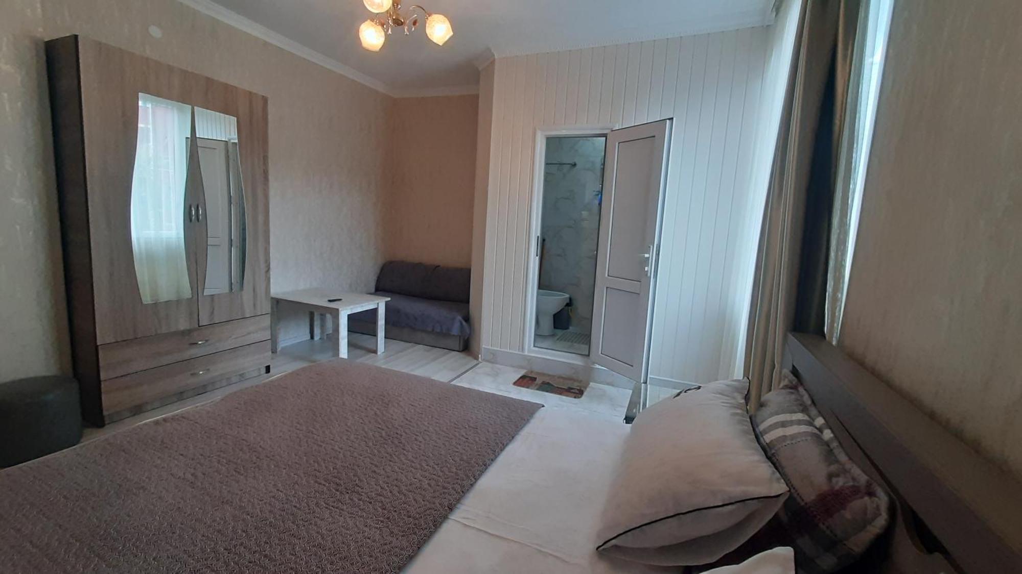 Guesthouse Next To Beach บาทูมิ ภายนอก รูปภาพ
