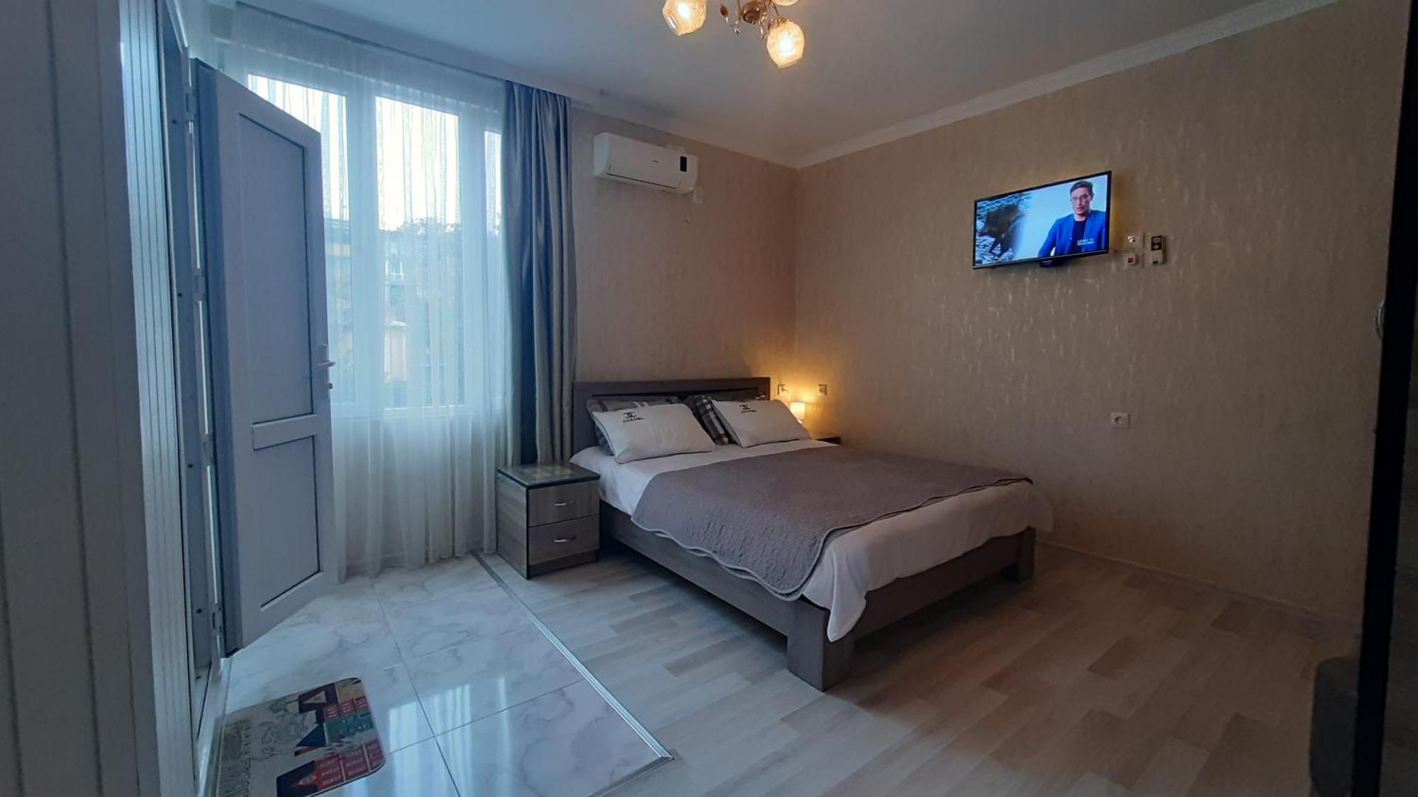Guesthouse Next To Beach บาทูมิ ภายนอก รูปภาพ