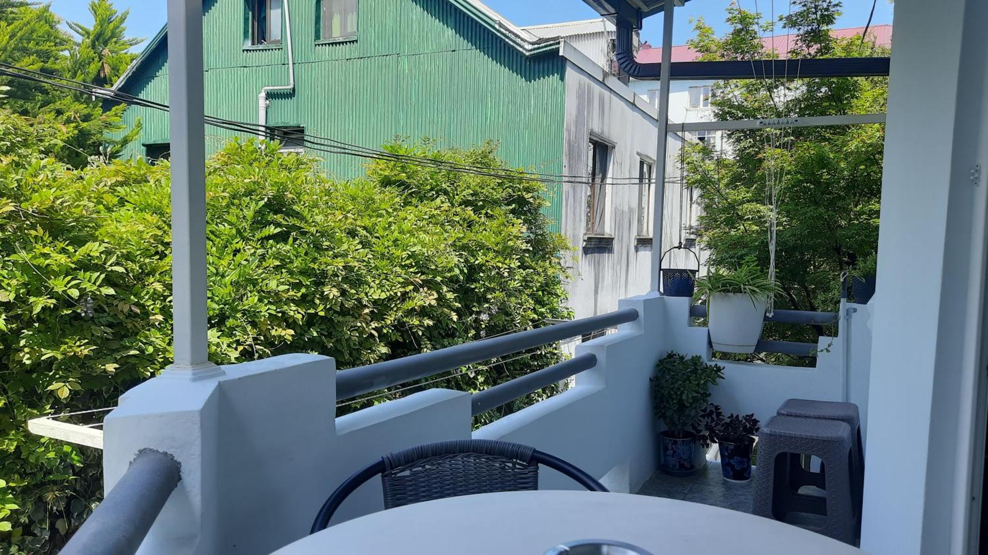 Guesthouse Next To Beach บาทูมิ ภายนอก รูปภาพ