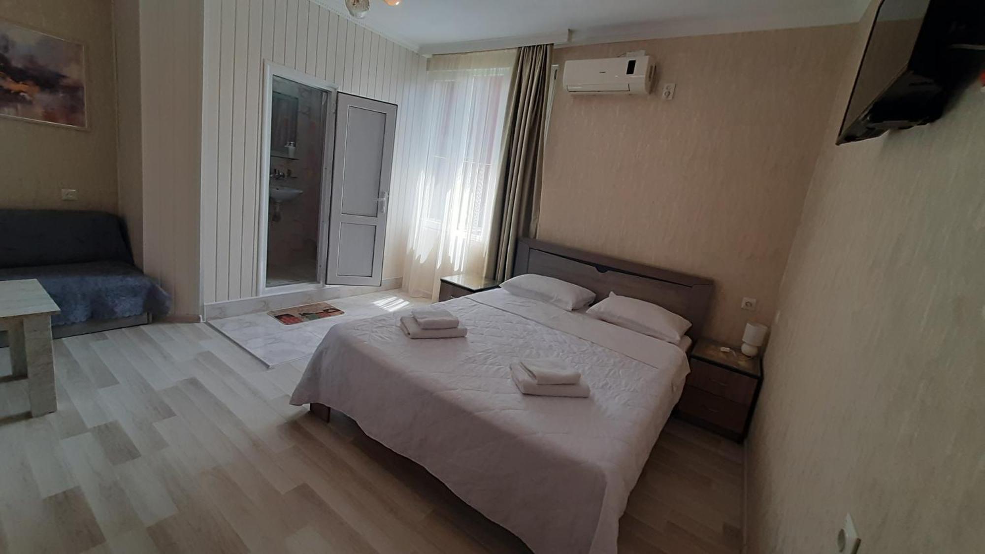 Guesthouse Next To Beach บาทูมิ ภายนอก รูปภาพ