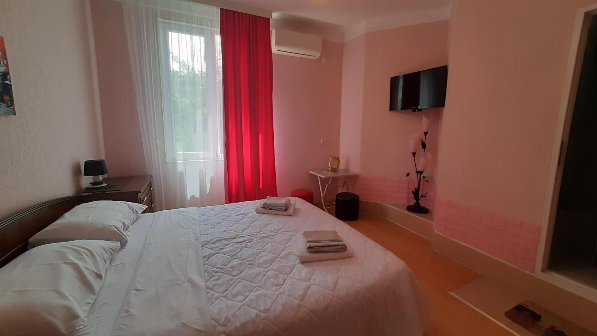 Guesthouse Next To Beach บาทูมิ ภายนอก รูปภาพ